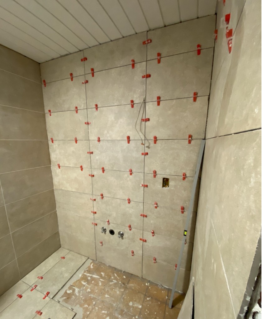 Großformat-Fliesen im Badezimmer verlegt