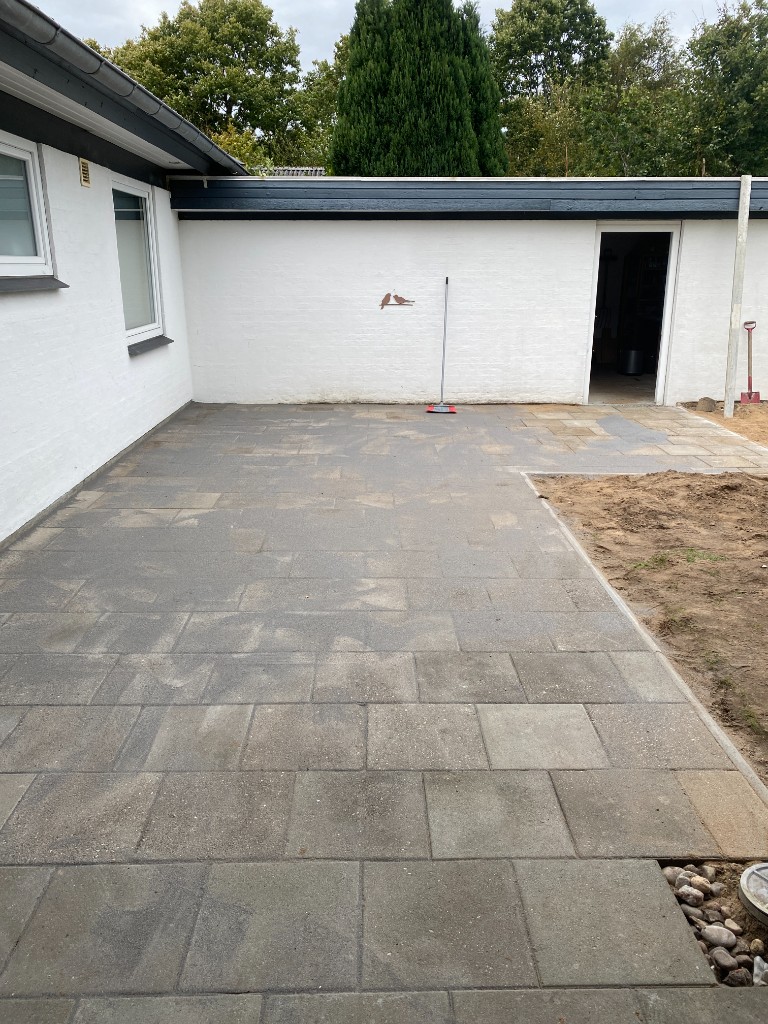 Neue Terrasse mit großformatigen Betonplatten